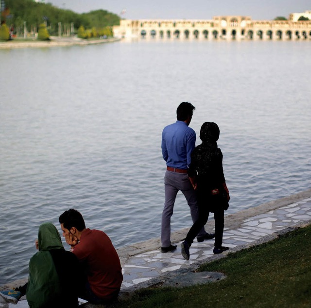 Spaziergnger am endlich wieder viel Wasser fhrenden  Zeyanderud in Isfahan   | Foto: afp