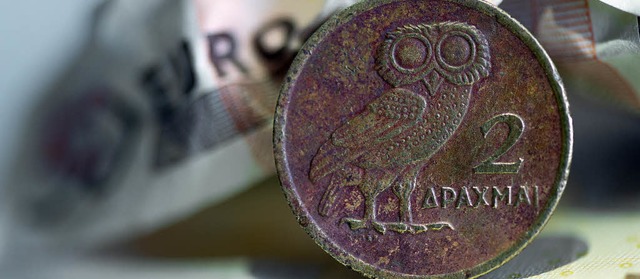 Die Eule blickt immer noch von der Mn...utet aber auf Drachme, nicht auf Euro.  | Foto: dpa