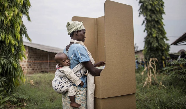 Eine Frau in  der Hauptstadt Bujumbura in einer Wahlkabine  | Foto: AFP