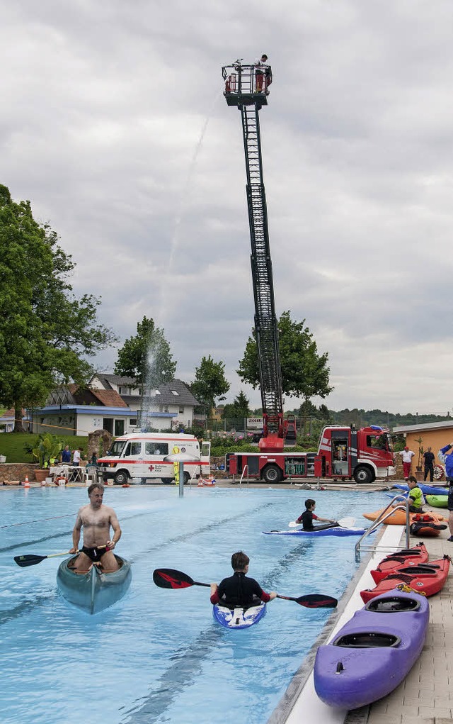 Die Feuerwehr spritzt Wasser von der D...e Boote im Becken ihre Runden drehen.   | Foto: Olaf Michel