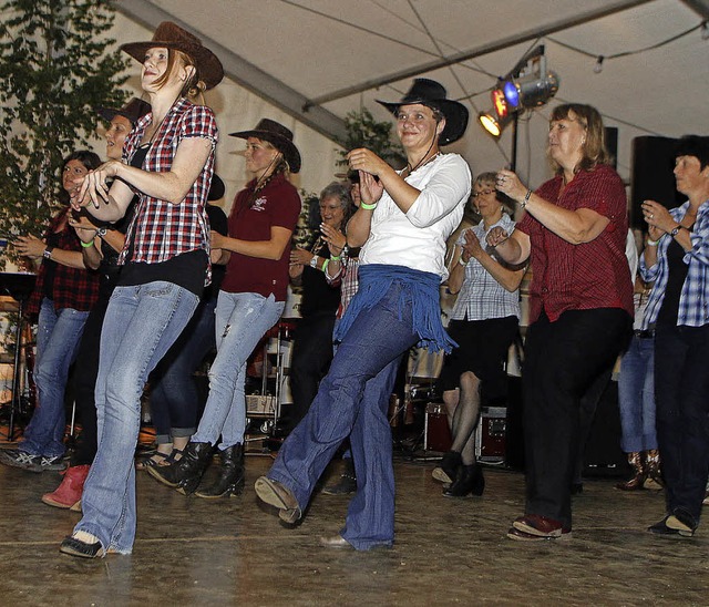 Linedancer beim Countryabend der Trachtenkapelle   | Foto: Heidi Fssel