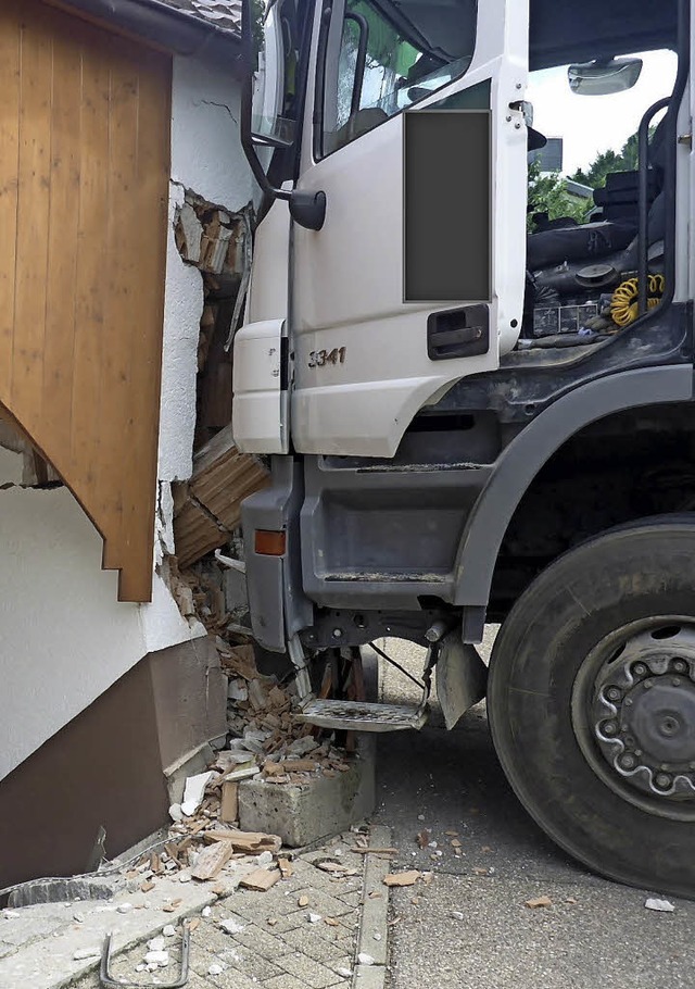 Dieser Lastwagen machte sich selbstndig und richtete erheblichen Schaden an.  | Foto: Polizei