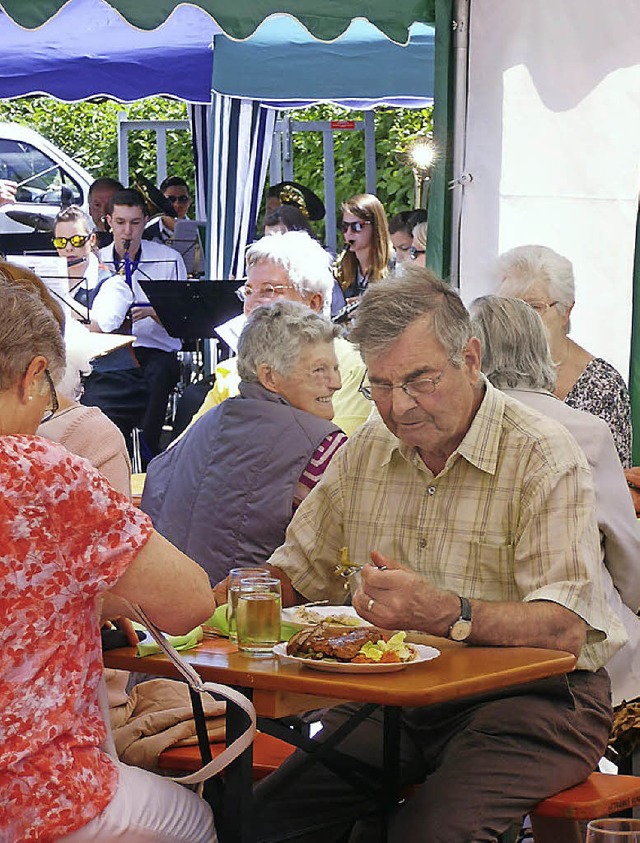 Hmmmm, das schmeckt, und dazu noch Blasmusik, das hat man zu Hause nicht.  | Foto: Cornelia Selz