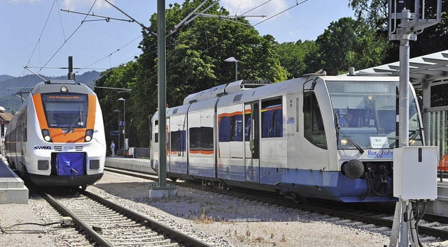 Der Zug der Rurtalbahn (rechts) ersetz...e, solange die in der Inspektion sind.  | Foto: Rainer Ruther