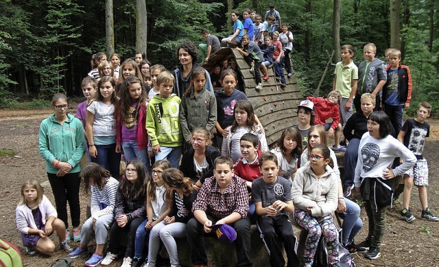 Ein gemeinsames Erinnerungsfoto auf de...Wald genausogut wie ihren Gastgebern.   | Foto: Schule