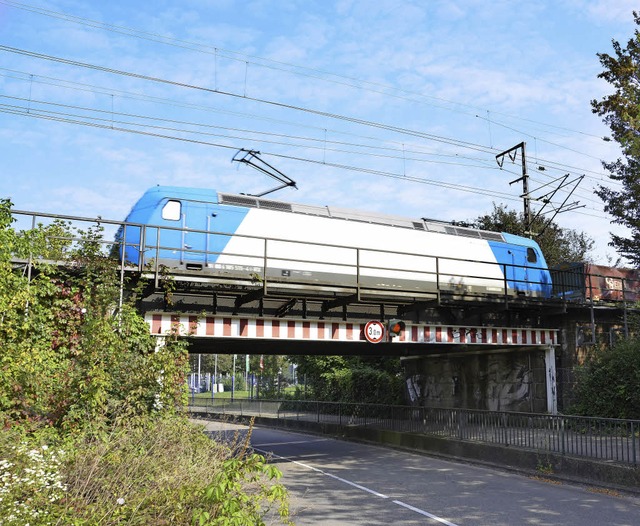 Die Eisenbahnbrcke ber die Platanenallee.   | Foto: Preker