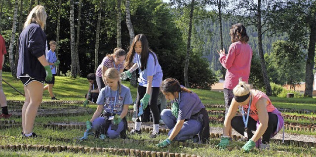 Jugendgruppe von &#8222;People to peop...n das Labyrinth an der Helios-Klinik.   | Foto: Ute Kienzler