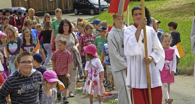 Die Kirche zeigte sich jung: Kindergar...hmen an der Sakramentsprozession teil.  | Foto: Karla Scherer