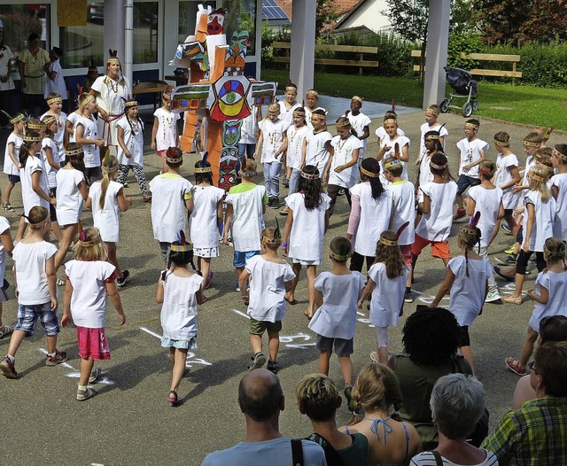 Die Indianer sind los: In Holzhausen w...selbstgebastelten Totempfahl getanzt.   | Foto: Claudia Bachmann-Goronzy