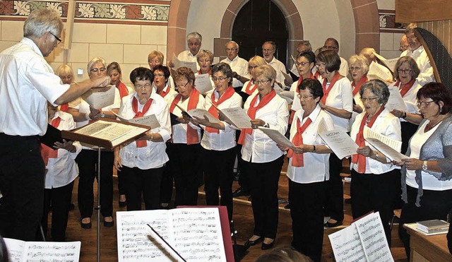 Der Buchenbacher Kirchenchor  in St. B...ie Zelter-Plakette an Ingrid Schuler.   | Foto: Erich Krieger