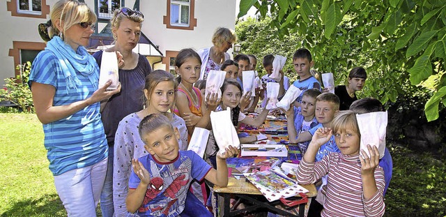 Im Oberrotweiler Pfarrgarten bastelten...er aus Belarus Geschenke fr zu Hause.  | Foto: Herbert trogus