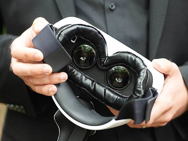 Spiele-Entwickler Thomas Wagner mit ei...R-Brille (Virtual-Reality) von Oculus.  | Foto: dpa