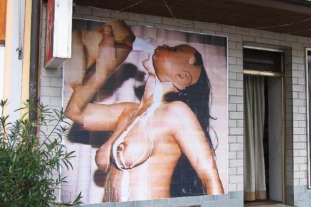Stadt verbietet Nackt-Kunst vor einem Sex-Shop in Freiburg