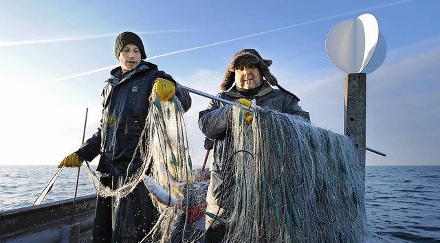 Bodenseefischer in ihrem Boot vor Friedrichshafen   | Foto: dpa