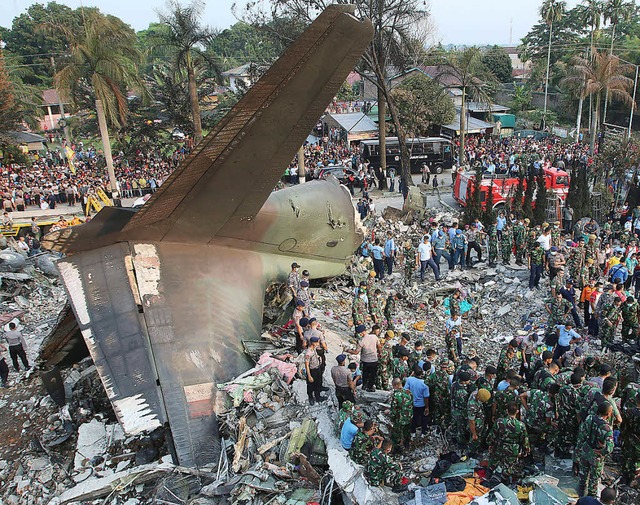 Die Maschine des Typs Hercules C-130 s...sher sind 45 Leichen geborgen worden.   | Foto: afp