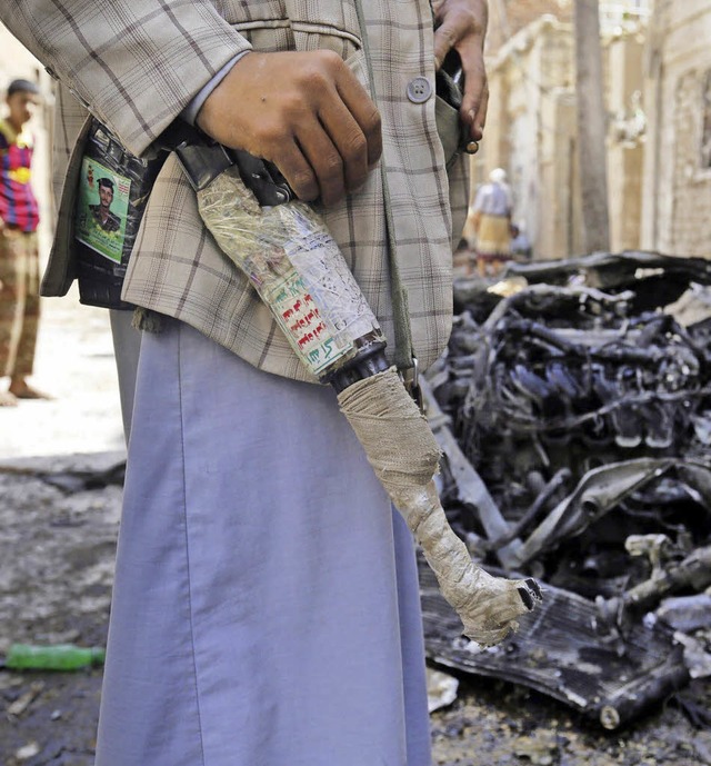 Ein Huthi-Kmpfer inspiziert den Tatort.   | Foto: DPA