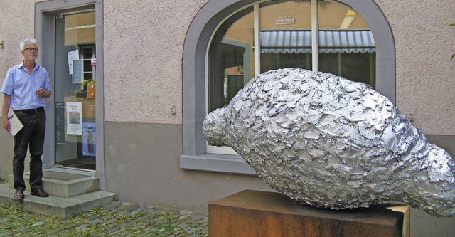 Astrid Hohorst schuf diese Skulptur vo...ung aus Links Galerist Elmar Bernauer   | Foto: Dorothee Mller-Barbian