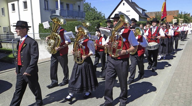 Die Trachtenkapelle Hartheim an der Sp...n mit ihrem Dirigenten  Markus Frie.   | Foto: Otmar Faller