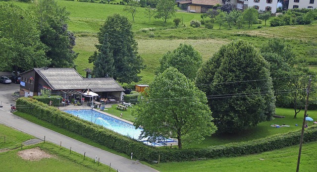 Blick aufs Hhenschwimmbad  Schweigmat...wischen grnen Hgeln eingebettet ist   | Foto: Edgar Steinfelder