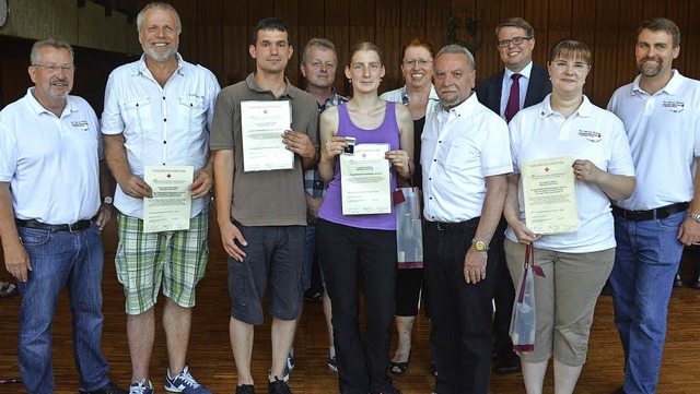 Heinz Constroffer  (Vierter von rechts) spendete schon 100-mal Blut.  | Foto: Peter Gerigk