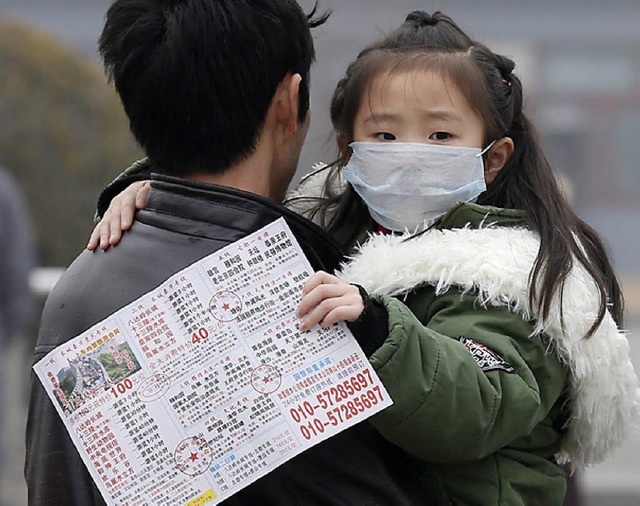 Smog und andere Umweltprobleme sind fr die Menschen in Peking Alltag.   | Foto: dpa