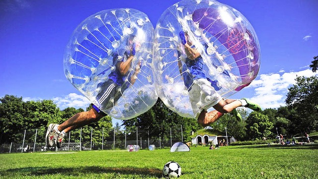 Beim Bubble Soccer in Freiburg  | Foto: Miroslav Dakov