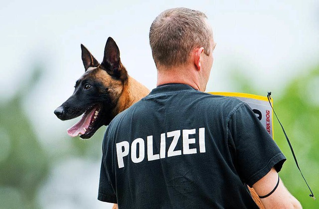 Polizei mit Hund (Symbolbild).  | Foto: dpa