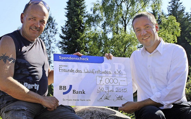 Andreas Gerth (rechts) von der BBBank ...lischen Spendenscheck ber 7000 Euro.   | Foto: Cornelia Liebwein