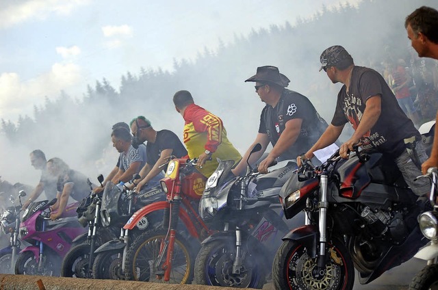 Mnner, die auf Maschinen starren: In ...ingen dreht sich fast alles um Bikes.   | Foto: Archivfoto: Hildegard  Siebold