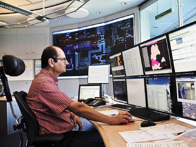 Adrian Schnfeld hat die Monitore im K...ntrum des Energieversorgers im Blick.   | Foto: Thomas Kunz