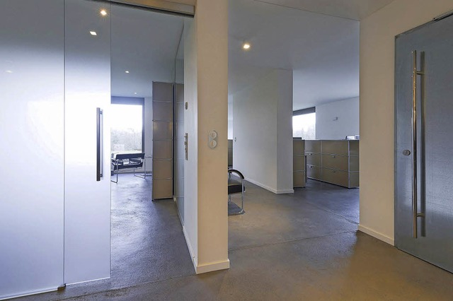 Raumteiler aus Glas trennen  Bros und  Foyer (li). Blick in einen Sanitrraum  | Foto: Renner