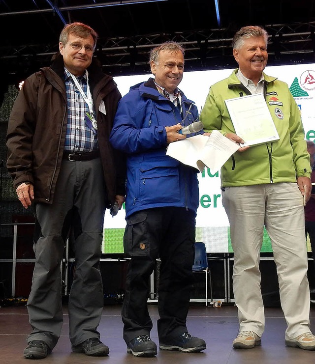 Die Schwarzwaldverein-Ortsgruppe Waldk... nahm den Preis in Paderborn entgegen.  | Foto: zvg