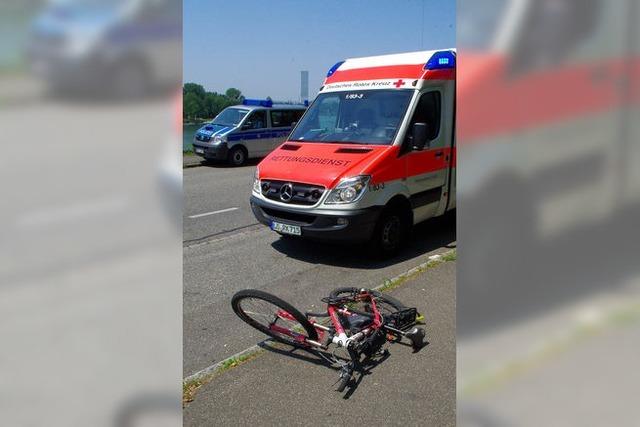 Radlerin fhrt vor ein Auto