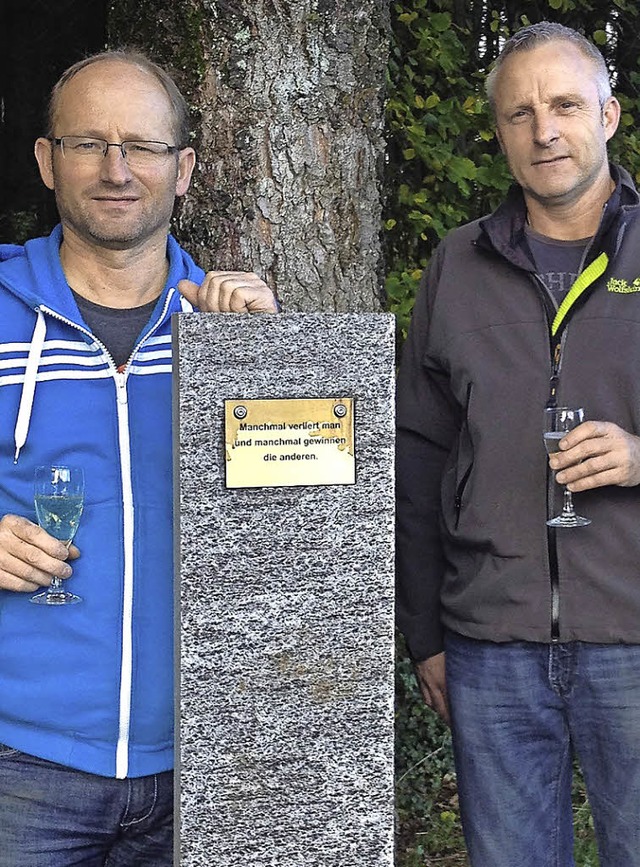 bergabe des  &#8222;Steins der Schand...s) und  Walter Langendorf (Niederhof)   | Foto: Verein