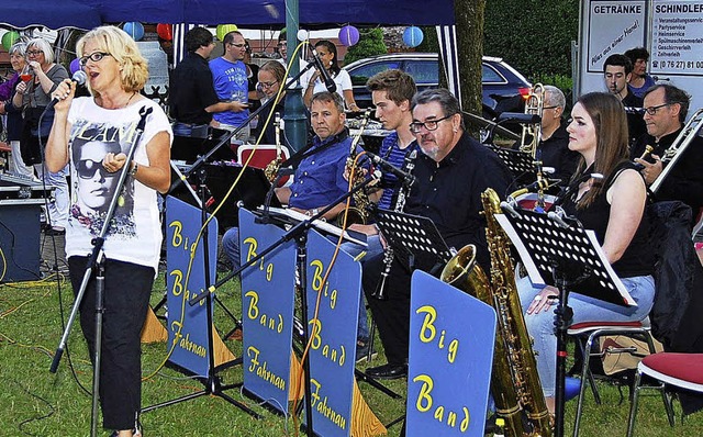 Die Big Band mit der Sngerin Bettina ...Lampionfest des Musikvereins Fahrnau.   | Foto: Edgar Steinfelder