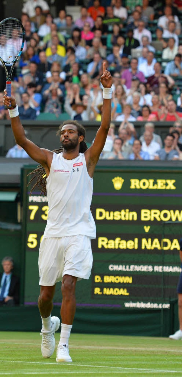 Geschafft: Dustin Brown feiert seinen Sieg gegen Rafael Nadal.   | Foto: AFP