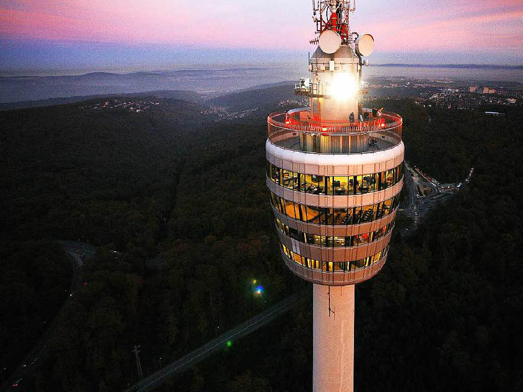 Der Stuttgarter Fernsehturm ist 216 Meter hoch, die Besucherplattform liegt auf 150 Metern Hhe.