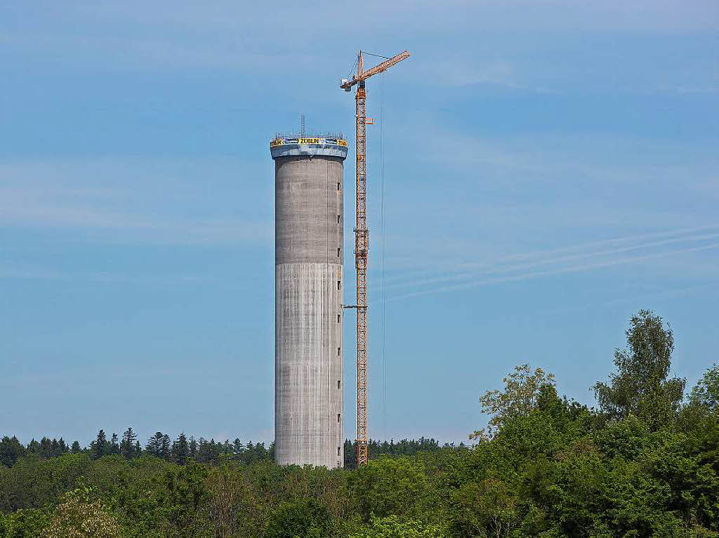 Am 24. Mai 2015 erreichte der Turm nach nur zwei Monaten Bauzeit 100 Meter Hhe.  21 Meter Durchmesser hat die Betonsule. 75 Zentimeter soll die Schwingung allein durch Wind maximal betragen.