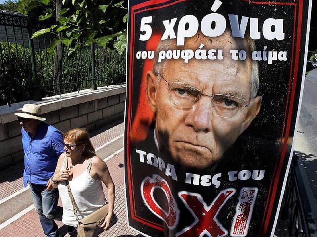 Wolfgang Schuble als Blutsauger: Plak...8220; beim Referendum in Griechenland.  | Foto: dpa