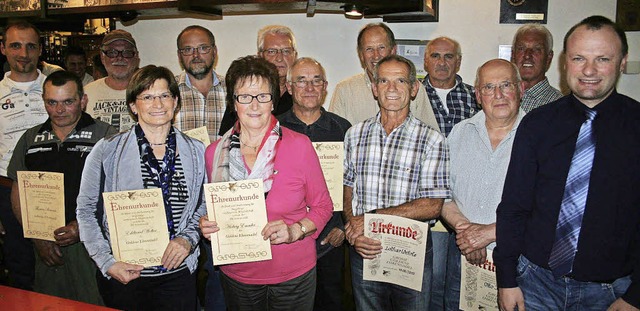Etliche langjhrige Mitglieder wurden ...ei der Jahreshauptversammlung geehrt.   | Foto: Fotos: Karin Heiss