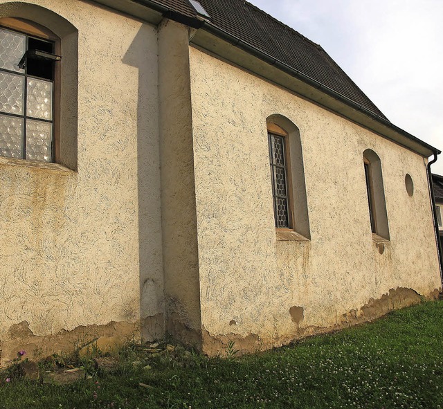Die Nikolauskapelle in Mauchen weist Fuechtigskeitsschden im Sockelbereich auf.  | Foto: Jutta Schtz