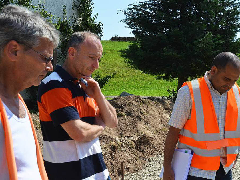 Von links: Bauaufseher Mario Herr, Hauptamtsleiter Markus Wagner und Bauleiter  Anouar Sahbani.