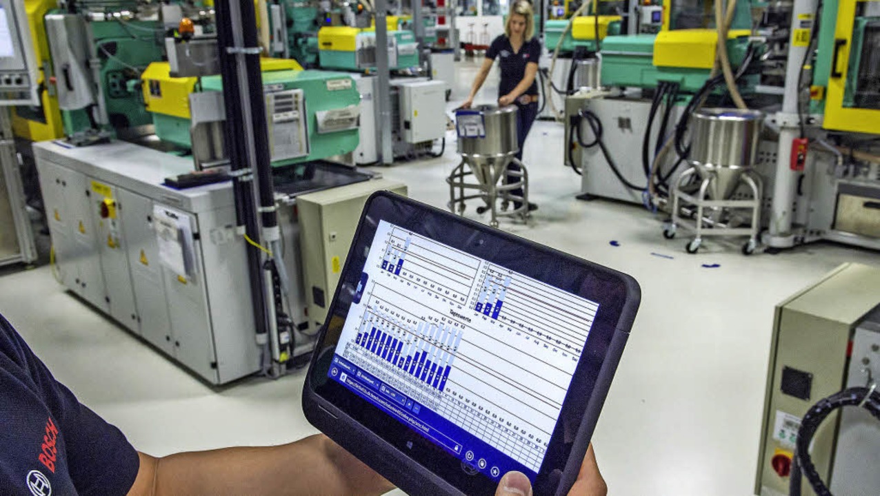 In vielen Betrieben ist digitale Intelligenz längst angekommen.   | Foto: dpa/Annette Mahro
