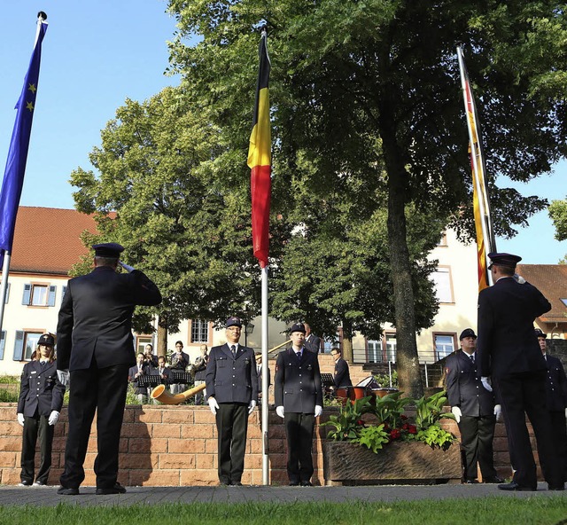 Fahnen werden gehisst zum Gedenken an ...er des ersten Weltkriegs in Flandern.   | Foto: Christoph  Breithaupt