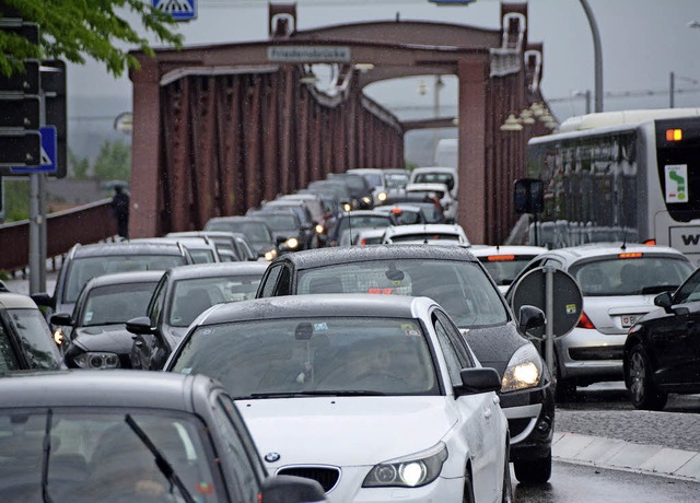 Vor solchen Staus graut den Weiler Br...ein Center noch mehr Verkehr anlocken.  | Foto: Lauber