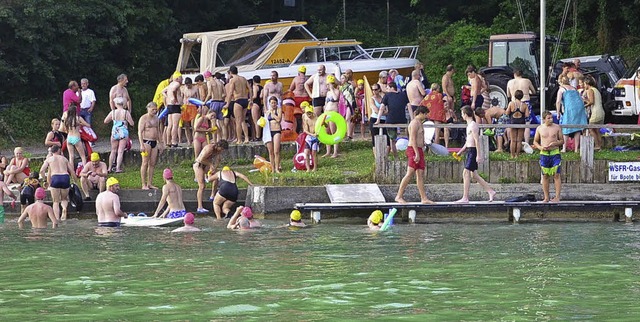 Am Ziel: Bei den Wassersportfreunden z...Rheinschwimmer wieder aus dem Wasser.   | Foto: Fotos: Martina Proprenter