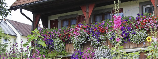 Schner Blumenschmuck an Fenstern und ...adition, wie dieses Archivbild zeigt.   | Foto: Christa Maier