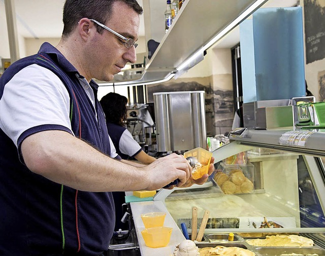 Angelo Scarafile beim Auffllen der Eisbecher  | Foto: Mnch/Pfefferle