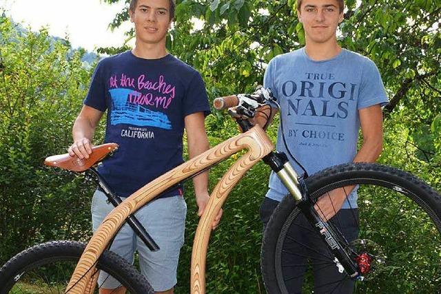 Zwei Schüler aus Münstertal bauen Mountainbike aus Holz