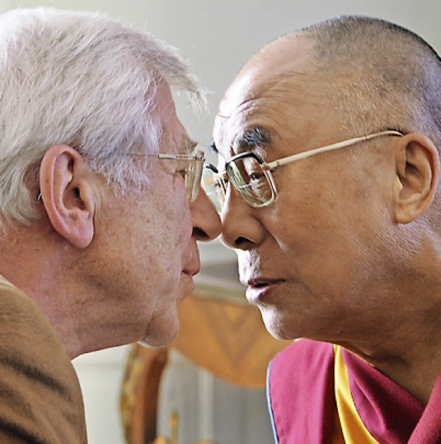 Der Autor (links) und  der Dalai Lama 2009 in Baden-Baden  | Foto: Franz Alt